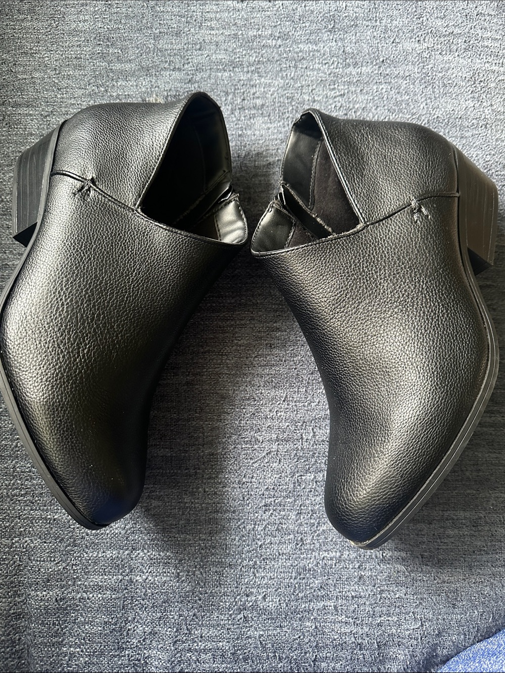 AEROSOLES Size 8 Black Leather Side-Zip Ankle Boots with zipper closure. - Picture 3 of 7